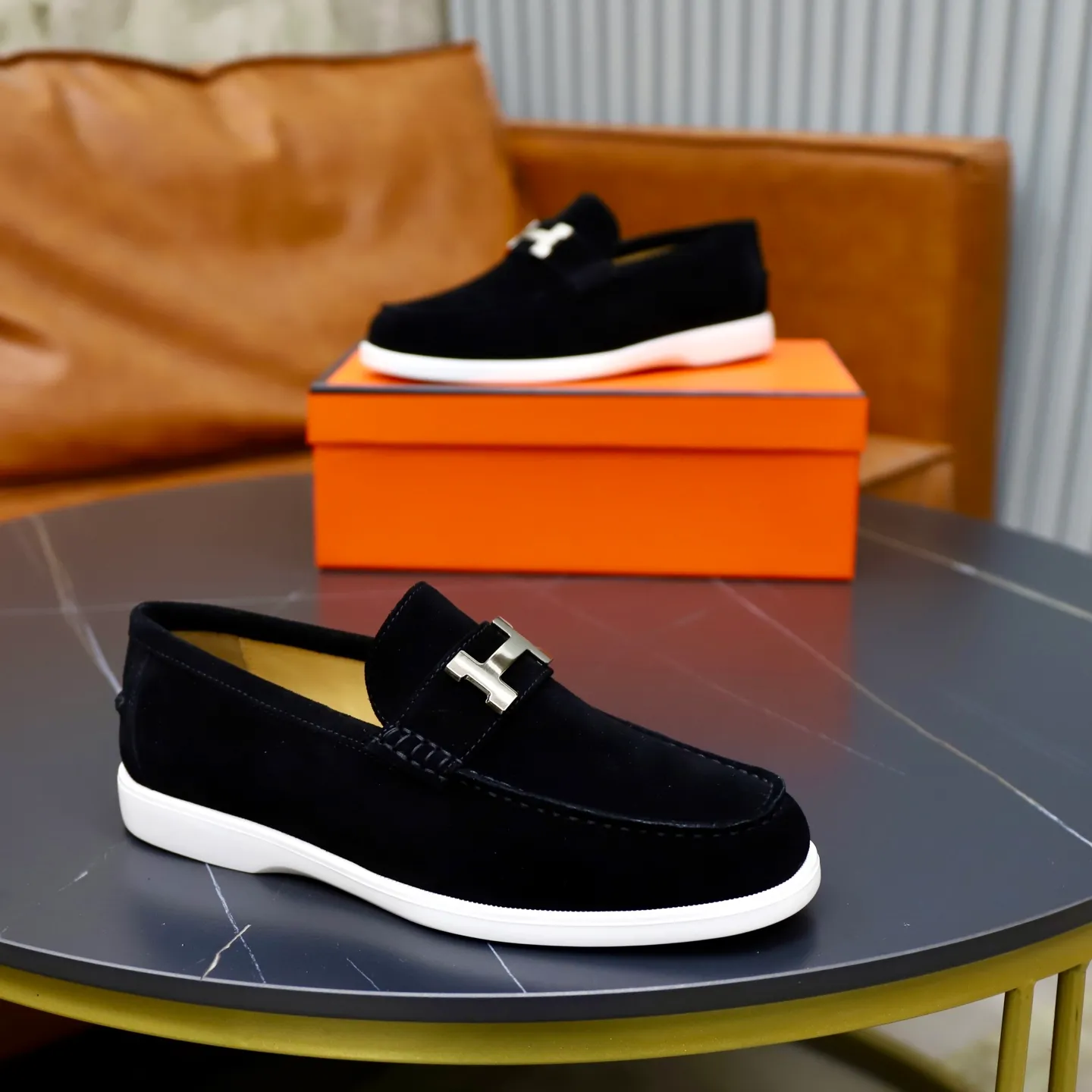 Ex-factory price: 540💰Hermès/Hermès slip-on men's shoes. This shoe is made of imported cow suede leather, with simple and smooth lines, and a 3CM rubber foam ultra-light sole combined with aerodynamic design! Youthful and fashionable, H button decoration, contrasting leather embellishment on the heel, calf lining to gently wrap your feet, with embossed logo cowhide feet, leather rock strips, casual and urban style, highlighting youthful vitality, sports and leisure version, super versatile Size number: 38-39-40-41-42-43-44 Standard leather shoe size (45 can be customized but does not support returns)